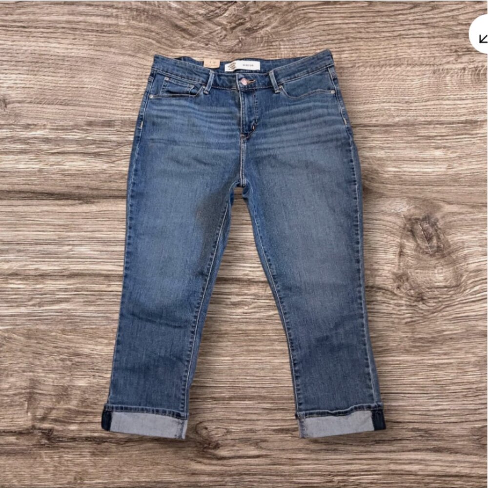 Signature Levi Strauss Jeans Fits 32x22 Blue Mid Rise Capri Jeans Pants